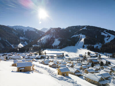 Luchtfoto van Alps Resorts Almdorf Hohentauern en skipistes gemaakt in de winter