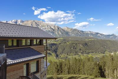 Uitzicht over de bergen vanaf het balkon van een vakantiehuis op Alps Resorts Alpenchalets Reiteralm