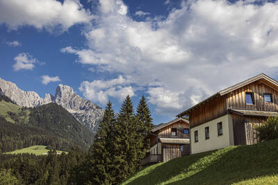 Chalet op Alps Resorts Alpendorf Dachstein West, met daarachter bergen