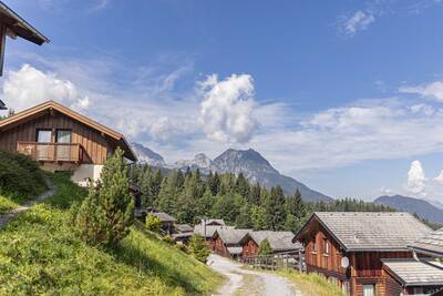 Chalets aan een weg op Alps Resorts Alpendorf Dachstein West