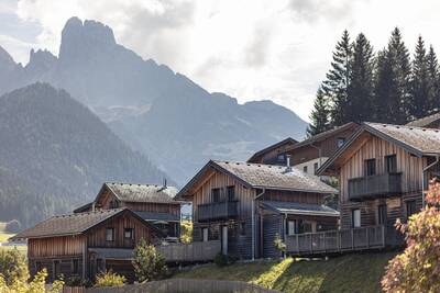 Chalets op een berghelling op Alps Resorts Alpendorf Dachstein West