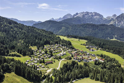 Luchtfoto van de chalets op Alps Resorts Alpendorf Dachstein West en bergen