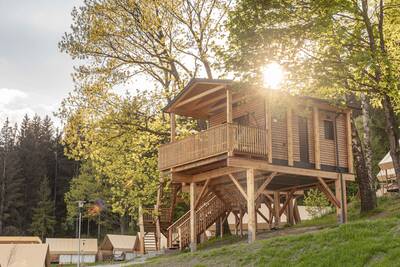 Chalet op palen op vakantiepark Alps Resorts Chalets en Glamping Nassfeld