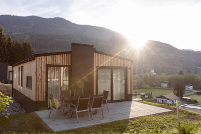 Chalet met terras en tuinmeubels op Alps Resorts Chalets en Glamping Nassfeld