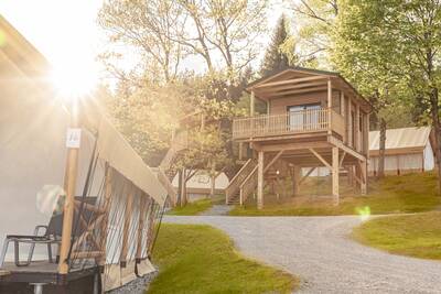 Safaritenten en een chalet op palen op vakantiepark Alps Resorts Chalets en Glamping Nassfeld