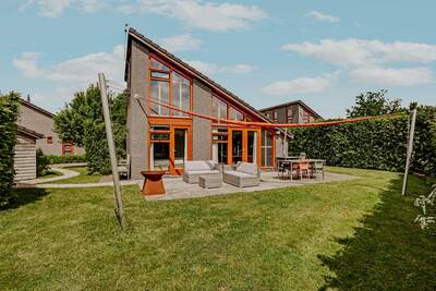 Vakantiehuis met loungeset en vuurkorf in de tuin op Dutchen Park Buiten Bergen