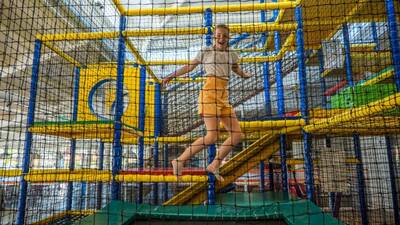 Meisje aan het spelen in de indoor speeltuin van vakantiepark Europarcs de Achterhoek