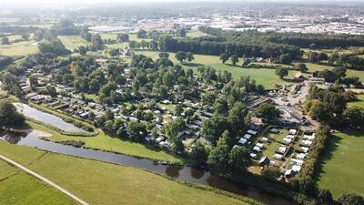 Luchtfoto van vakantiepark Mölke aan de Regge