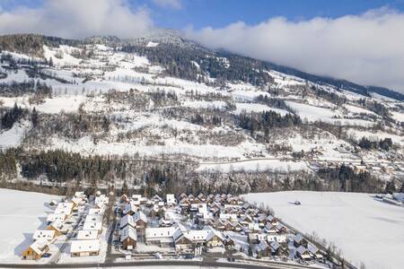 Luchtfoto gemaakt in de winter van Alps Resorts FerienPark Kreischberg