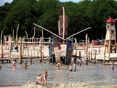 Kinderen spelen in het water in het Giga Konijnenveld van vakantiepark Beerze Bulten
