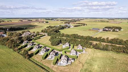 Luchtfoto van vrijstaande villa's op vakantiepark Dutchen Park Waddenduyn