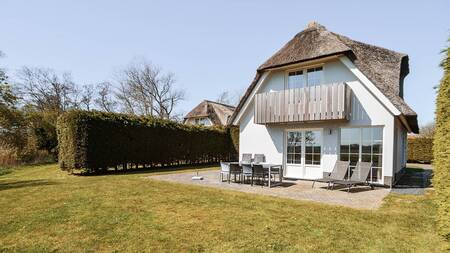 Vrijstaande rietgedekte villa op vakantiepark Dutchen Park Waddenduyn