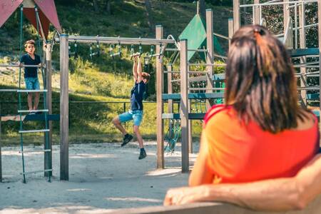 Kinderen spelen in de speeltuin op vakantiepark EuroParcs Brunssummerheide