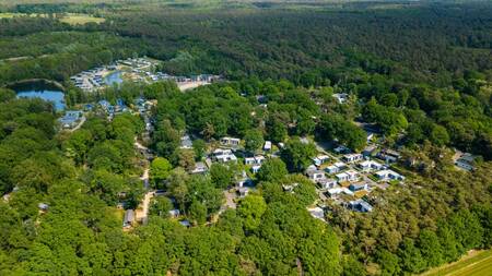 Luchtfoto van vakantiehuizen op vakantiepark EuroParcs Maasduinen en bos