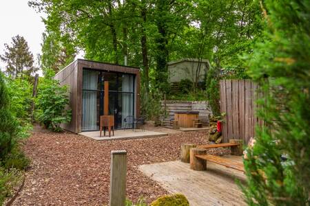 Tuin met vuurpot van een Tiny House op vakantiepark EuroParcs Maasduinen