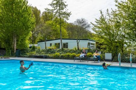 Kinderen zwemmen in het buitenbad van vakantiepark EuroParcs Molengroet