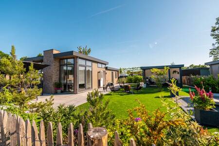 Een vakantiehuis met een omheinde tuin op vakantiepark EuroParcs Poort van Zeeland