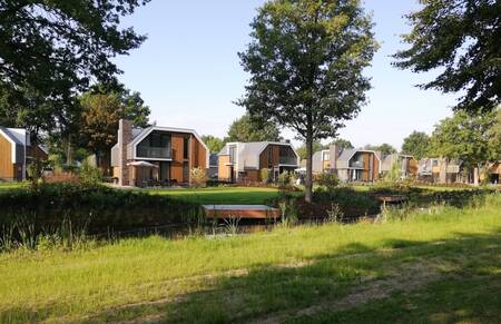 Vrijstaande vakantiehuizen aan een sloot op vakantiepark EuroParcs Zuiderzee