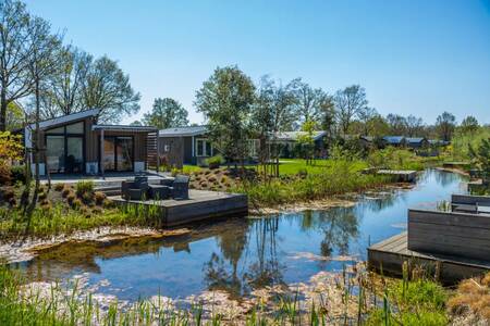 Vakantiehuizen met vlonder aan het water op vakantiepark EuroParcs Zuiderzee