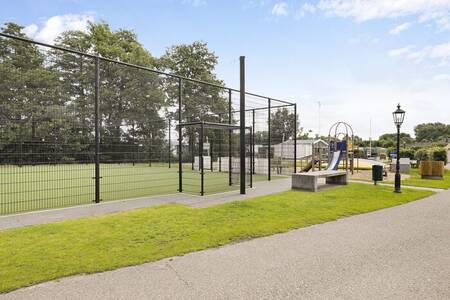 Het voetbalveld met kunstgras op vakantiepark Familiehuis Nunspeet