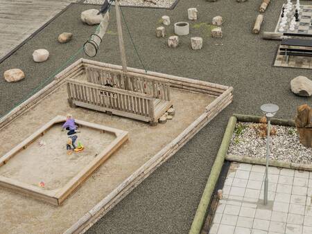 Kind speelt in een zandbak in de speeltuin op Landal Beach Park Ebeltoft