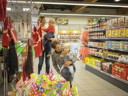 Gezin winkelt in de supermarkt van Landal Beach Park Ebeltoft
