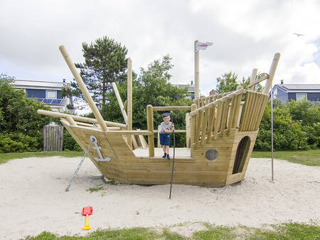 Speelschip in een speeltuin op vakantiepark Landal Beach Park Texel