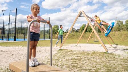 Kinderen spelen in de speeltuin van Landal De Strabrechtse Vennen