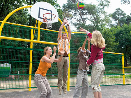 Gezin speelt een potje basketbal op vakantiepark Landal De Vers