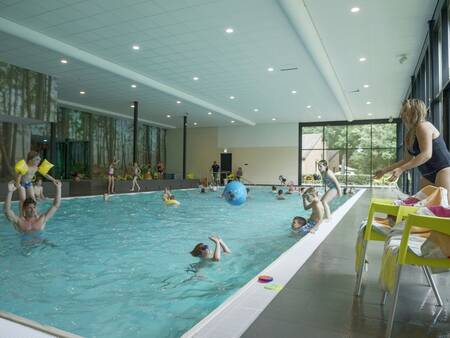 Mensen zwemmen in het binnenbad van vakantiepark Landal De Vers