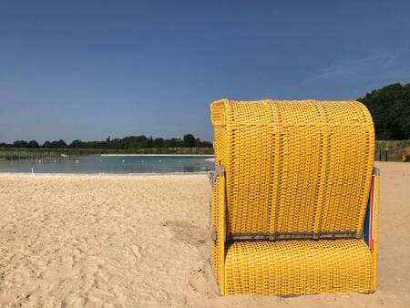 Ligstoel op het strand van het recreatiemeer van Landal Dwergter Sand