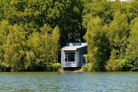 Vakantiehuis met balkon boven het water op vakantiepark Landal Forest Resort Your Nature