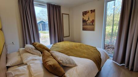 Slaapkamer met tweepersoonsbed in een accommodatie op Landal Landgoed Bourtange