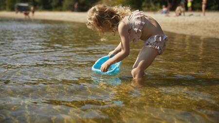 Meisje aan het spelen in de zwemvijver op Landal Landgoed Bourtange