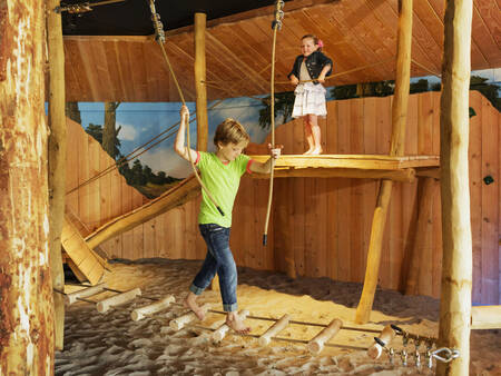 Kinderen spelen in de indoorspeeltuin van vakantiepark Landal Landgoed 't Loo