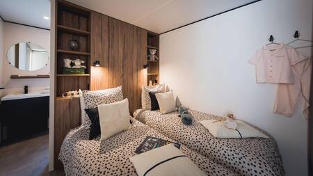 Tweepersoonsbed in een slaapkamer in een lodge op Landal Nature Parc Saint Hubert