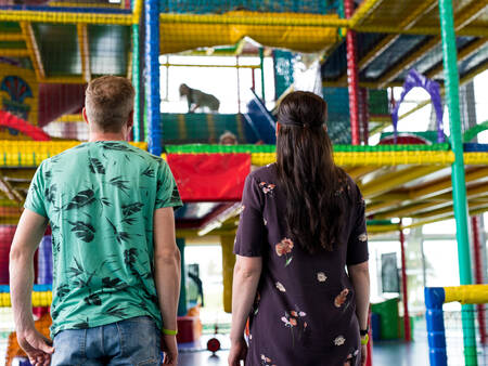 Kinderen ravotten in het indoorspeelparadijs van vakantiepark Landal Seawest