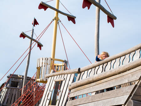 Een piratenschip in een speeltuin op vakantiepark Landal Seawest