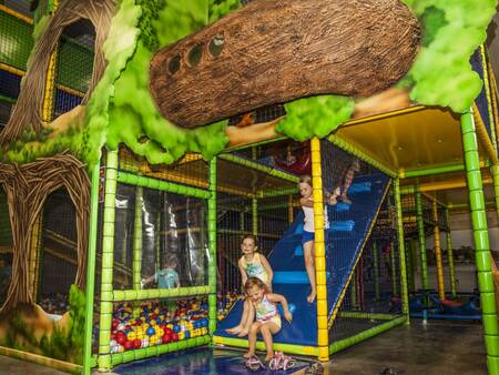Kinderen spelen in de indoorspeeltuin op vakantiepark Landal Village l'Eau d'Heure