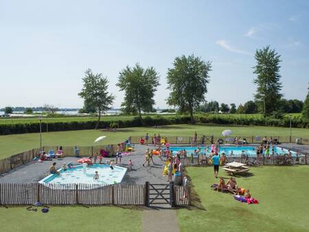 2 omheinde buitenzwembaden op vakantiepark Landal Waterparc Veluwemeer