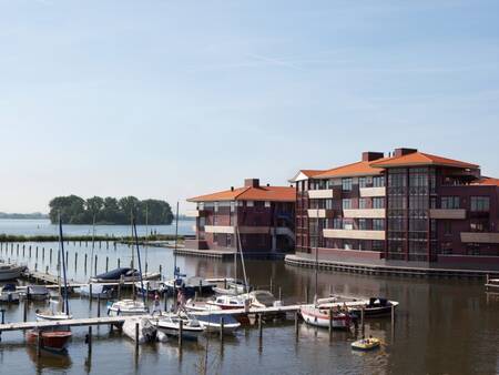 In de jachthaven van vakantiepark Landal Waterparc Veluwemeer kunt u ook boten huren