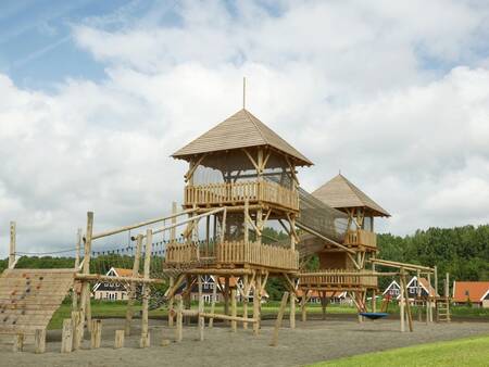 Grote houten speeltuin op vakantiepark Landal Waterparc Veluwemeer