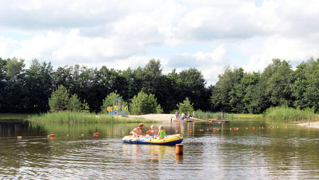 Mensen in een rubberboot op recreatiemeer "De Waterse Koele" op vakantiepark Molecaten het Landschap