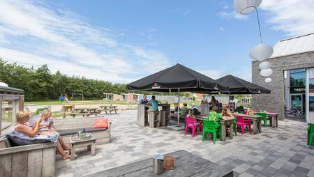 Het terras van restaurant Brasserie Zoet & Zout op vakantiepark Molecaten Hoogduin