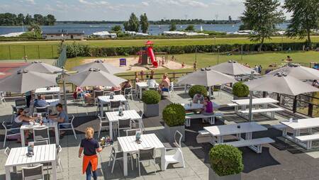 Restaurant "Zuid Zoet Zout" met terras aan het Veluwemeer op vakantiepark Molecaten Park Flevostrand