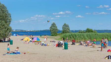 Mensen op het strand aan het Veluwemeer op vakantiepark Molecaten Park Flevostrand