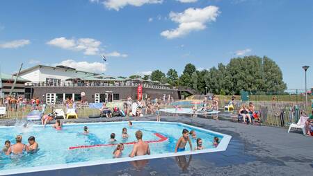 Mensen aan het zwemmen in het buitenbad van vakantiepark Molecaten Park Flevostrand