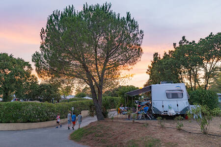 Caravan op een kampeerplaats op vakantiepark RCN Domaine de la Noguière