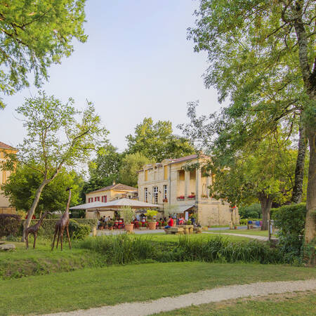 Het terras van bistro "Les Saveurs" op vakantiepark RCN Le Moulin de la Pique