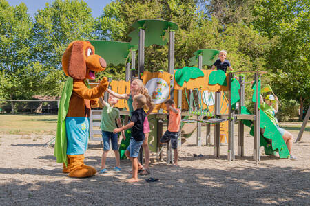 Kinderen samen met Alex en Sammy in de speeltuin van vakantiepark RCN Le Moulin de la Pique